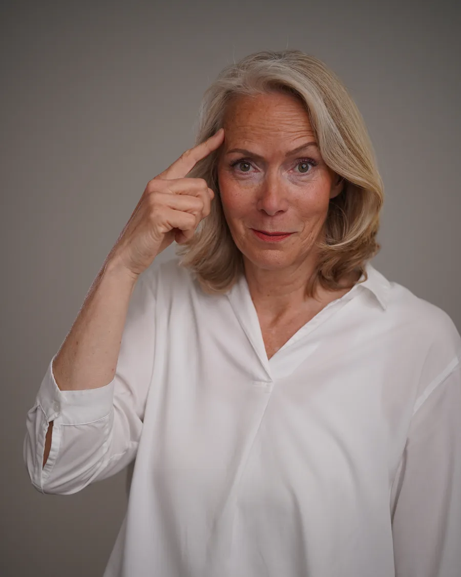 Ursula Ehrhorn tippt sich an die Schläfe